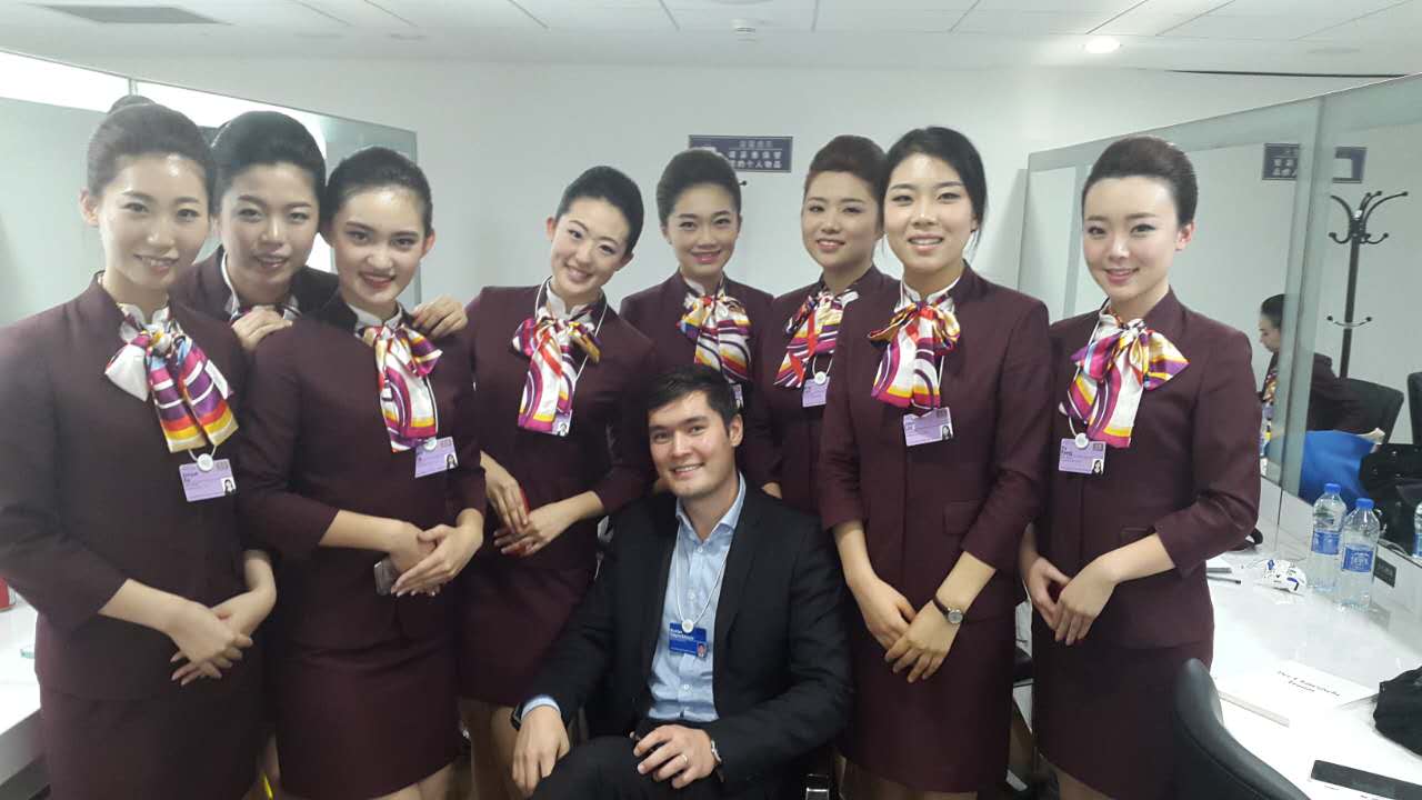 志愿者和大会工作人员合影