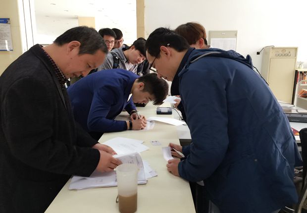 图书馆工作人员为同学们办理手续